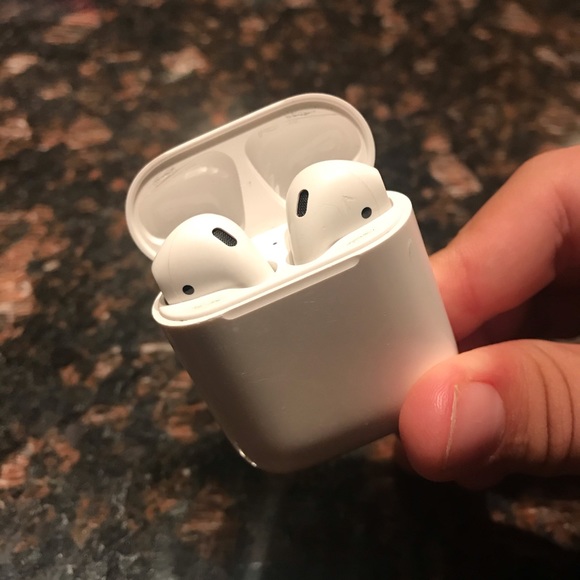 Apple AirPods Gen 1 - Picture 3 of 8